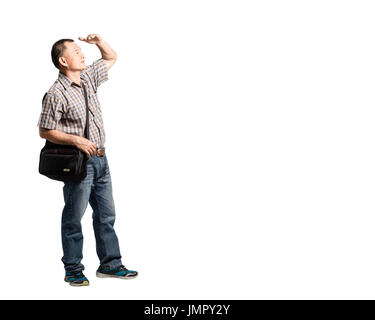 Ritratto di un felice uomo maturo sollevare il braccio e la mano per la visiera e in attesa di qualcosa. Isolato corpo pieno su sfondo bianco con spazio di copia Foto Stock