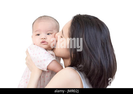 Ritratto di felice madre asiatica baciando e abbracciando il suo grazioso piccolo bambino. Isolato su sfondo bianco Foto Stock