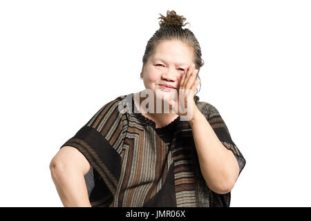 Ritratto di una donna matura sorridente e sussurra. Isolato su sfondo bianco Foto Stock