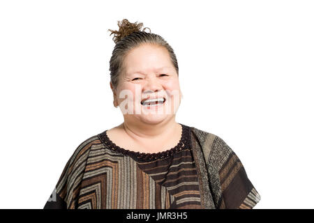 Ritratto di una donna matura di ridere . Isolato su sfondo bianco con spazio copto e tracciato di ritaglio Foto Stock