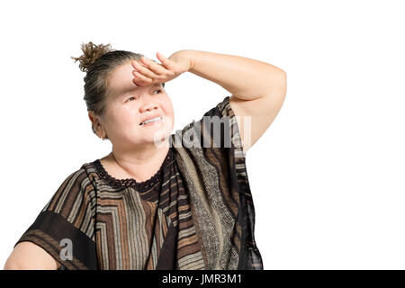 Ritratto di una donna matura guardando al lato destro. Isolato su sfondo bianco con spazio copto e tracciato di ritaglio Foto Stock