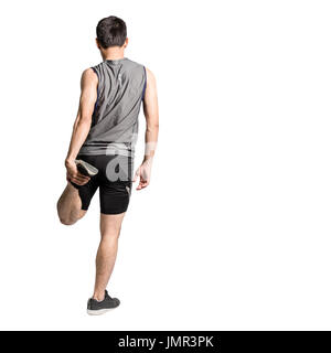 Ritratto di un asiatico sport uomo stretching i suoi corpi prima dell esercizio. Isolato di lunghezza completa su sfondo bianco con copia spazio e tracciato di ritaglio Foto Stock