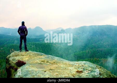 Alti escursionista maschio nel paesaggio di montagna al tramonto. Bella variopinto panorama di montagna in serata in montagna. Foto Stock