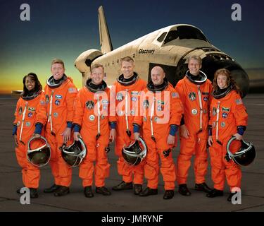 Houston, TX - Aprile 5, 2006 -- Queste sette astronauti per prendersi una pausa dalla formazione di posa per la STS-121 ritratto dell'equipaggio. Da sinistra gli astronauti sono Stephanie D. Wilson, Michael E. Fossum, entrambi gli specialisti di missione; Steven W. Lindsey, comandante; Piers J. venditori, lo specialista di missione; contrassegnare E. Kelly, pilota; Agenzia spaziale europea (ESA) astronauta Thomas Reiter della Germania; e Lisa M. Nowak, entrambi gli specialisti di missione. Il suo equipaggio sono vestito in versioni di formazione del loro lancio navetta e ingresso tuta. Credito: la NASA via CNP