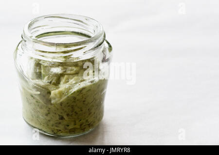 Avocado insalata di basilico salsa in un vasetto, vegan e in casa Foto Stock