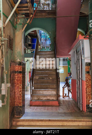Cubano tipico storico edificio residenziale architettura di interni con scale e cortile in Old Havana, Cuba Foto Stock