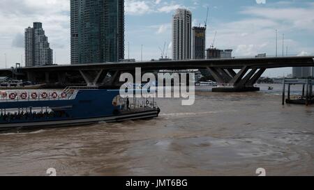 Navetta per Asiatique Fiume Chao Phraya sotto il Sathorn ponte Taksin vista dal Wat Yannawa Mekhala Pier Bangkok in Thailandia Foto Stock