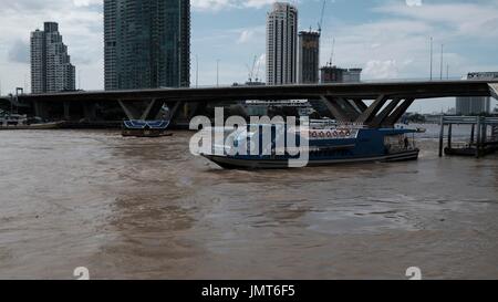 Navetta per Asiatique Fiume Chao Phraya sotto il Sathorn ponte Taksin vista dal Wat Yannawa Mekhala Pier Bangkok in Thailandia Foto Stock