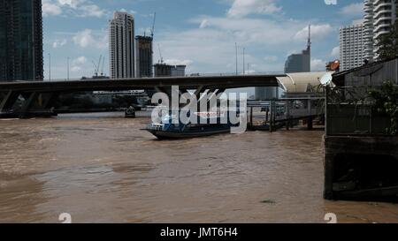 Navetta per Asiatique Fiume Chao Phraya sotto il Sathorn ponte Taksin vista dal Wat Yannawa Mekhala Pier Bangkok in Thailandia Foto Stock