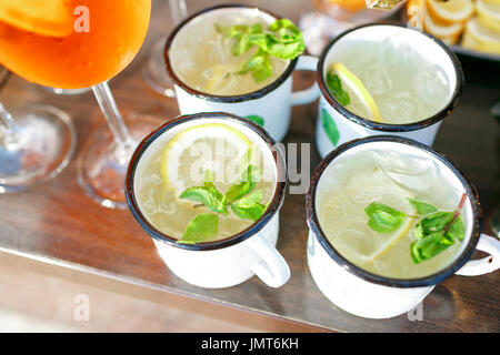 Moscow mule cocktail con limone, menta e il cetriolo Foto Stock