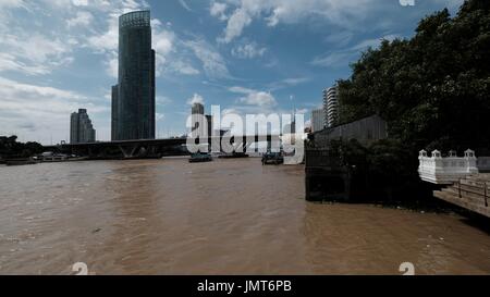 Il fiume Chao Phraya sotto il Sathorn ponte Taksin vista dal Wat Yannawa Mekhala Pier Bangkok in Thailandia Foto Stock