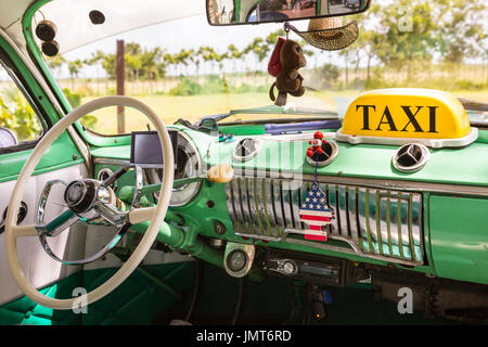 Taxi cubano, American classic car, vintage interior strumentazione e volante, Cuba Foto Stock