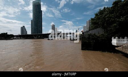 Il fiume Chao Phraya sotto il Sathorn ponte Taksin vista dal Wat Yannawa Mekhala Pier Bangkok in Thailandia Foto Stock