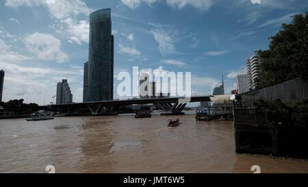 Saphan Taksin Ponte sul Fiume Chao Phraya sotto il Sathorn ponte Taksin vista dal Wat Yannawa Mekhala Pier Bangkok in Thailandia Foto Stock