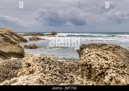 Cesarea Maritima - spiaggia spiaggia di roccia Foto Stock