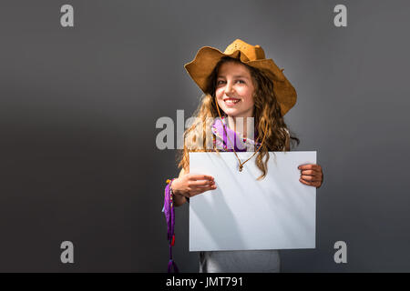 Felice ragazza con un messaggio promozionale Foto Stock