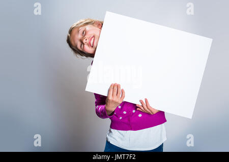 Felice ragazza con un messaggio promozionale Foto Stock