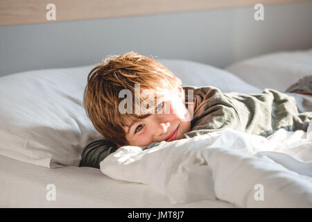 Il bambino si sveglia al mattino Foto Stock