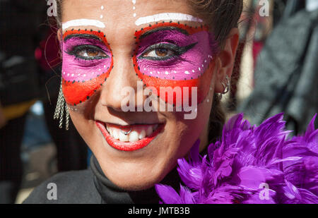 Badajoz, Spagna - 28 Febbraio 2017: giovane bella ragazza ritratto alla sfilata di Carnevale di Badajoz città. Questo è uno dei migliori carnevali della Spagna, especia Foto Stock
