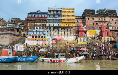Varanasi, India - Lug 12, 2015. Indian preghiere la balneazione sulla sponda del Gange a Varanasi (India). Varanasi attira pellegrini Indù che si bagnano in G Foto Stock