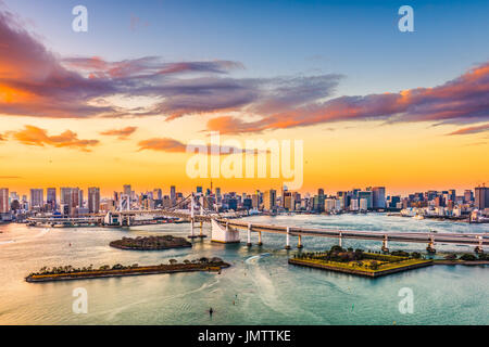 Tokyo, Giappone skyline sulla baia con il Rainbow Bridge. Foto Stock
