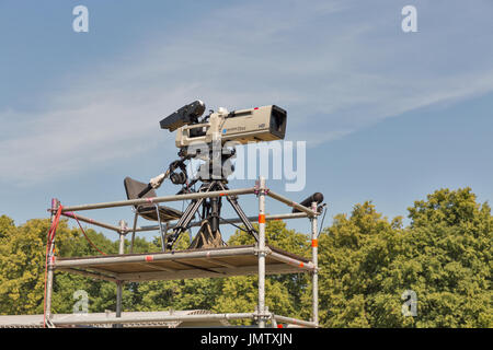 KIEV, UCRAINA - 28 giugno 2017: Canon e Sony Professional la telecamera pronta per le riprese video all'aperto presso la Atlas Weekend festival di musica in fase Na Foto Stock