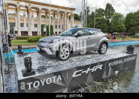 KIEV, UCRAINA - Luglio 02, 2017: stand promozionale con nuova Toyota C-HR design moderno crossover ibrido nella fontana presso la Atlas Weekend Festival a Foto Stock