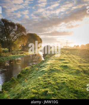 Alba sul fiume Welland vicino Uffington e Stamford in rurale di campagna del Lincolnshire, Regno Unito Foto Stock