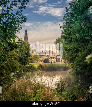 Pittoresche vedute della storica città di Lincolnshire di Stamford preso dalla città di prati con la nebbia che sorge sul fiume Welland. Foto Stock