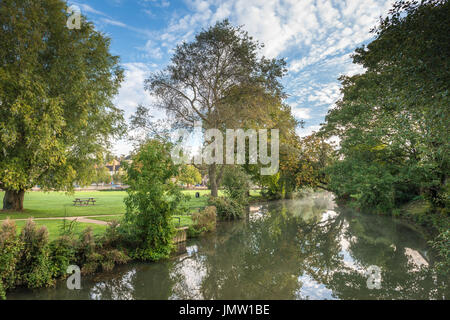 Pittoresche vedute della storica città di Lincolnshire di Stamford preso dalla città di prati con la nebbia che sorge sul fiume Welland. Foto Stock