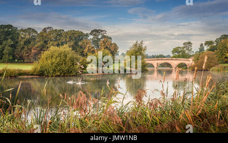 Il lago ornamentale e bridge crossing entro la Burghley House station wagon, Stamford, Lincolnshire Foto Stock