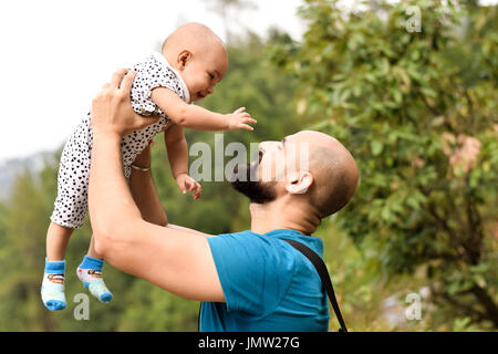 Giovane padre Felice godendo con la nostra bambina Foto Stock