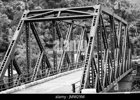 Colpo casuale di un ponte in bianco e nero Foto Stock