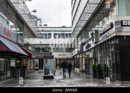 Dusseldorf, Germania - 16 Aprile 2017: Shopping con la gente che camminava a Dusseldorf, Germania Foto Stock