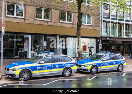 Dusseldorf, Germania - 16 Aprile 2017: due auto della polizia del marchio BMW parcheggiato sulla strada a Dusseldorf, Germania Foto Stock