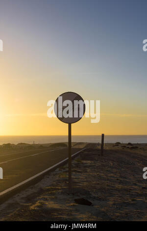 Nessun sorpasso. Vietato indicare in anticipo. In metallo circolare segno del traffico. Ocean road vista. Foto Stock