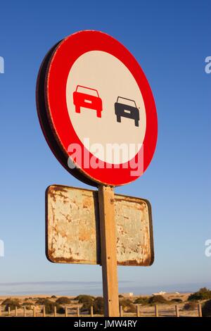 Nessun sorpasso. Vietato indicare in anticipo. Round semaforo rosso. Foto Stock