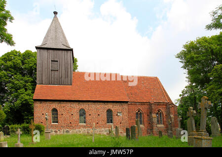 Chiesa di mattoni rossi in Gross Zicker, Moenchgut penisola, Ruegen Island o Rugia Isola, Meclemburgo-Pomerania Occidentale, Germania, Europa Foto Stock