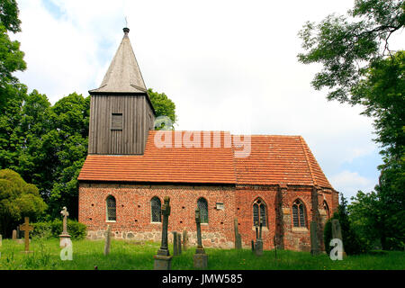 Chiesa di mattoni rossi in Gross Zicker, Moenchgut penisola, Ruegen Island o Rugia Isola, Meclemburgo-Pomerania Occidentale, Germania, Europa Foto Stock