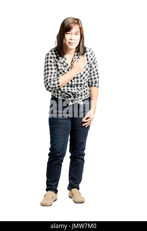 Ritratto di una donna matura con attacco di cuore. Isolato su sfondo bianco con copia spazio e tracciato di ritaglio Foto Stock