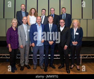 Sir Paul McCartney unisce i compagni della Liverpool Institute for Performing Arts (LIPA) (fila posteriore sinistra a destra) su Burton, Kay Hilton, Jon Driscoll, Mark Featherstone-Witty (principale fondatore e CEO LIPA), Tony legno.(fila anteriore da sinistra a destra) Jo Collins John Caird, Woody Harrelson, Chris Difford e Mary Ward, prima dell' Istituto&Otilde;s annuale cerimonia di laurea a Liverpool Philharmonic Hall. L'ex Beatle ha partecipato il suo ex scuola la cerimonia di laurea di consegnare un premio speciale per attore di Hollywood Harrelson. Foto Stock