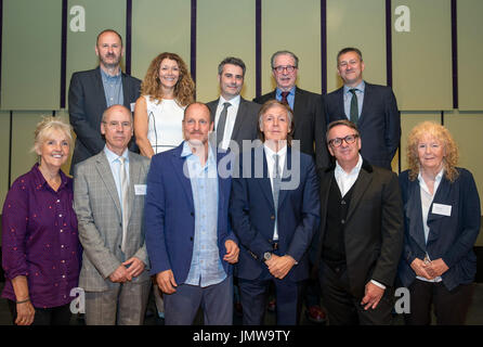 Sir Paul McCartney unisce i compagni della Liverpool Institute for Performing Arts (LIPA) (fila posteriore sinistra a destra) su Burton, Kay Hilton, Jon Driscoll, Mark Featherstone-Witty (principale fondatore e CEO LIPA), Tony legno.(fila anteriore da sinistra a destra) Jo Collins John Caird, Woody Harrelson, Chris Difford e Mary Ward, prima dell' Istituto&Otilde;s annuale cerimonia di laurea a Liverpool Philharmonic Hall. L'ex Beatle ha partecipato il suo ex scuola la cerimonia di laurea di consegnare un premio speciale per attore di Hollywood Harrelson. Foto Stock