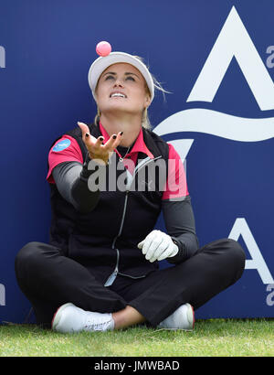 Scozia Carly Booth attende di tee off sulla diciottesima durante il giorno due di Aberdeen Asset Management Ladies Scottish Open a Dundonald Links, North Ayrshire. Foto Stock