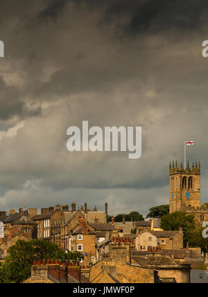 Barnard Castle, Teesdale, Regno Unito - roofscape contro un cielo tempestoso Luglio 2017 con spazio di copia Foto Stock