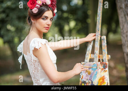 Artista della mano di close-up sullo sfondo della foto Foto Stock