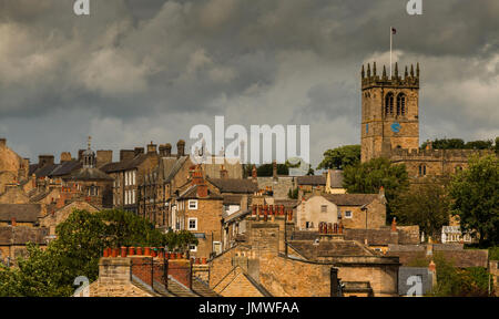 Barnard Castle, Teesdale, Regno Unito - roofscape contro un cielo tempestoso Luglio 2017 Foto Stock