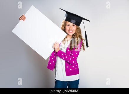 Felice ragazza con un messaggio promozionale Foto Stock