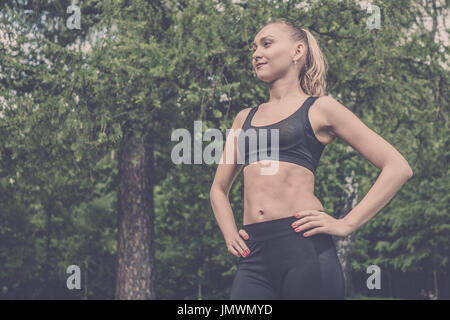 Ritratto di una bella ragazza di sport in sport nero uniforme. Foto Stock