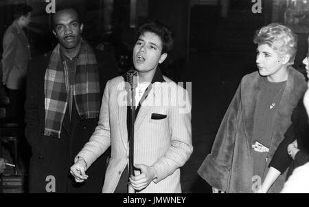 Cliff Richard ha 17 anni all'Impero Chiswick Aprile 1958. La celebrità del cantante britannico degli anni '50 Foto Stock