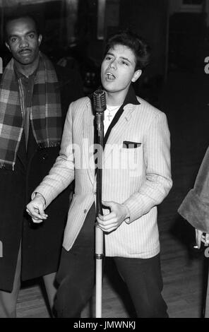 Cliff Richard ha 17 anni all'Impero Chiswick Aprile 1958. La celebrità del cantante britannico degli anni '50 Foto Stock